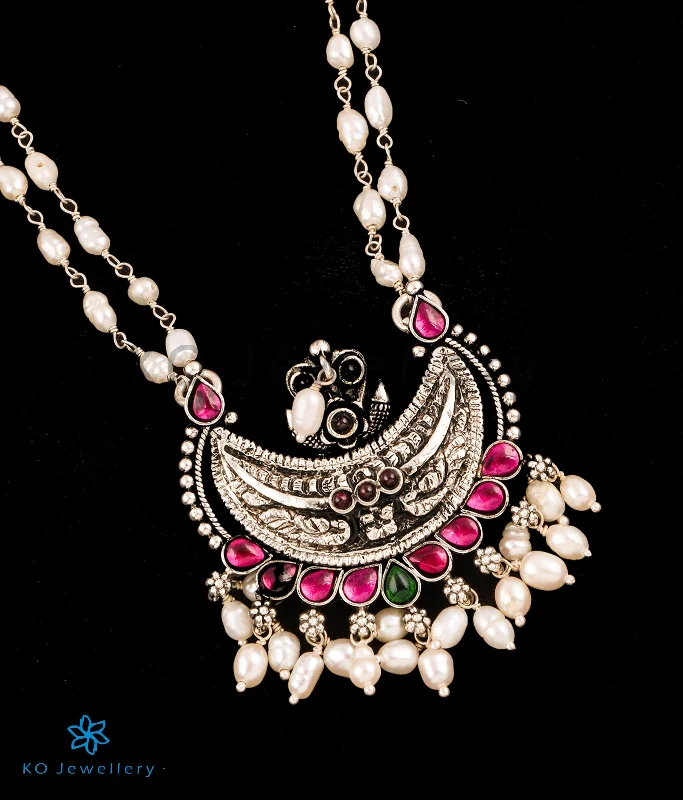 Luxury Sapphire Necklace For Weddings-The Manvita Kokkethathi Silver Pearl Necklace