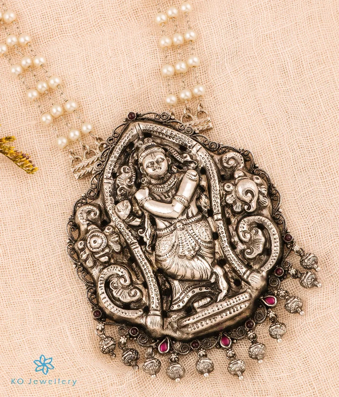 Unique Gold Necklace For Special Gifts-The Yadhunandana Silver Krishna Pearl Nakkasi  Necklace